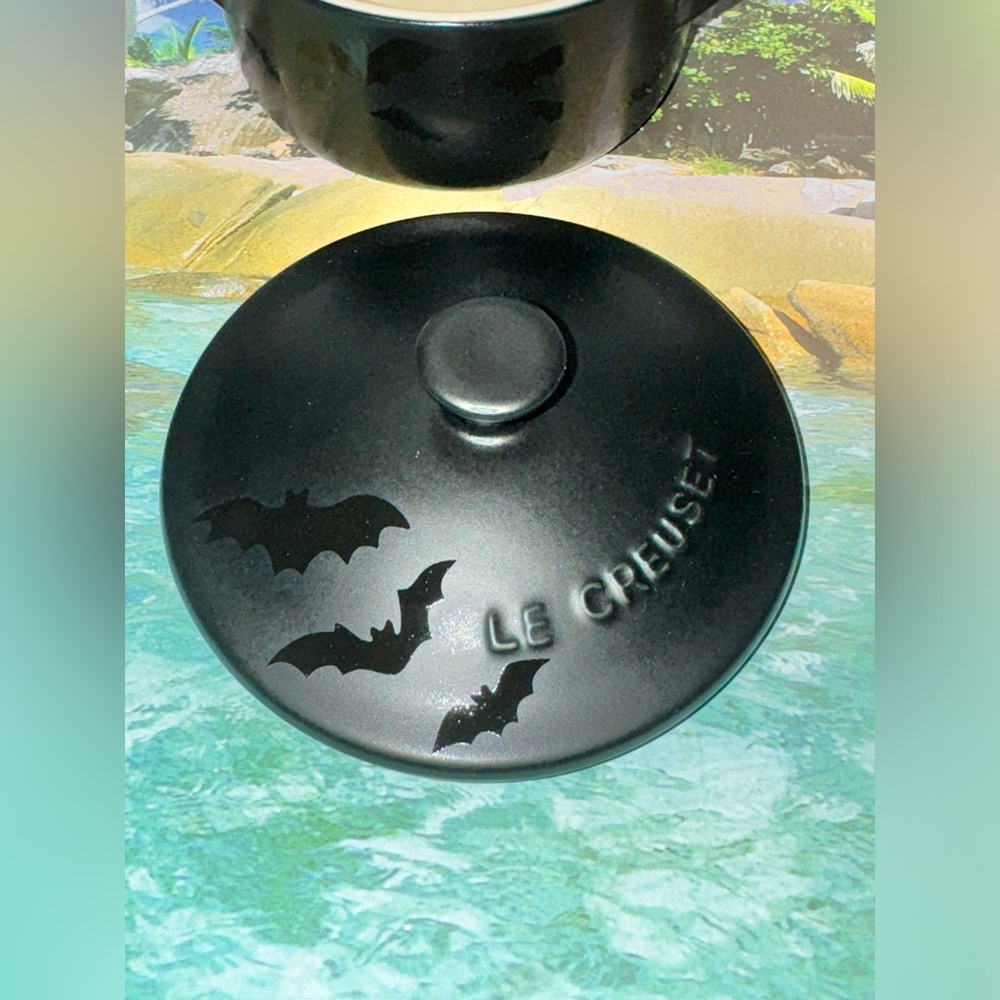 NIB Le Creuset Halloween Licorice Matte Black 10CM Halloween Bat Cocotte RARE - Picture 11 of 13